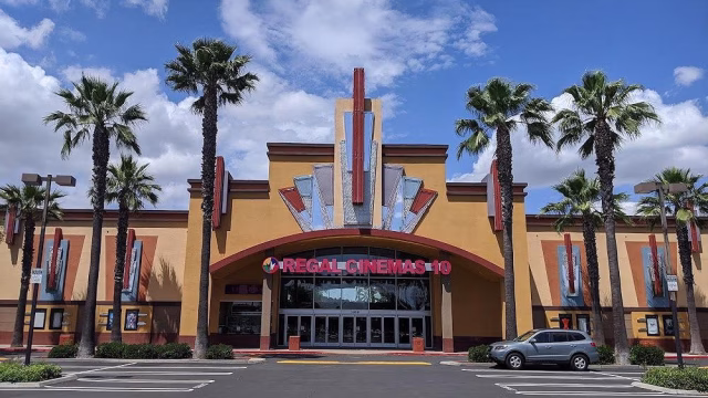 Paramount-Warner Bros. Deal Splits Movie Theater Owners as AMC and Regal Back $110 Billion Merger